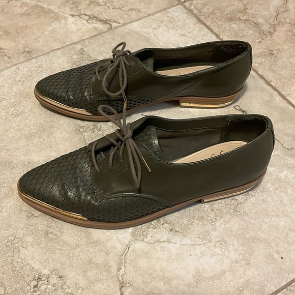 Fergie Green oxfords with gold detailing - Picture 3 of 7